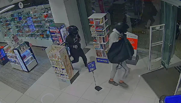 CARMELO: LA POLICÍA DETUVO A UN INDIVIDUO QUE ROBÓ PERFUMES EN UNA FARMACIA