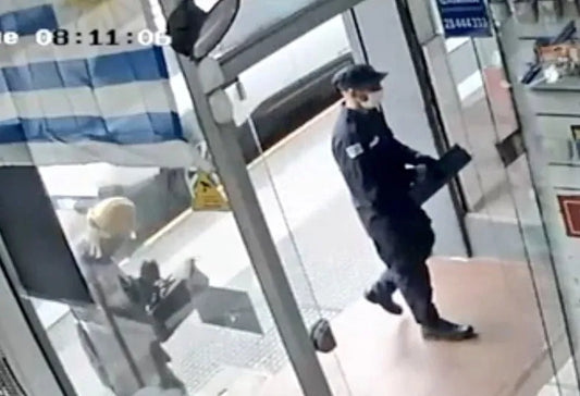 MONTEVIDEO: VESTIDOS DE POLICÍA Y OBRERO ROBARON UN COMERCIO EN COLÓN